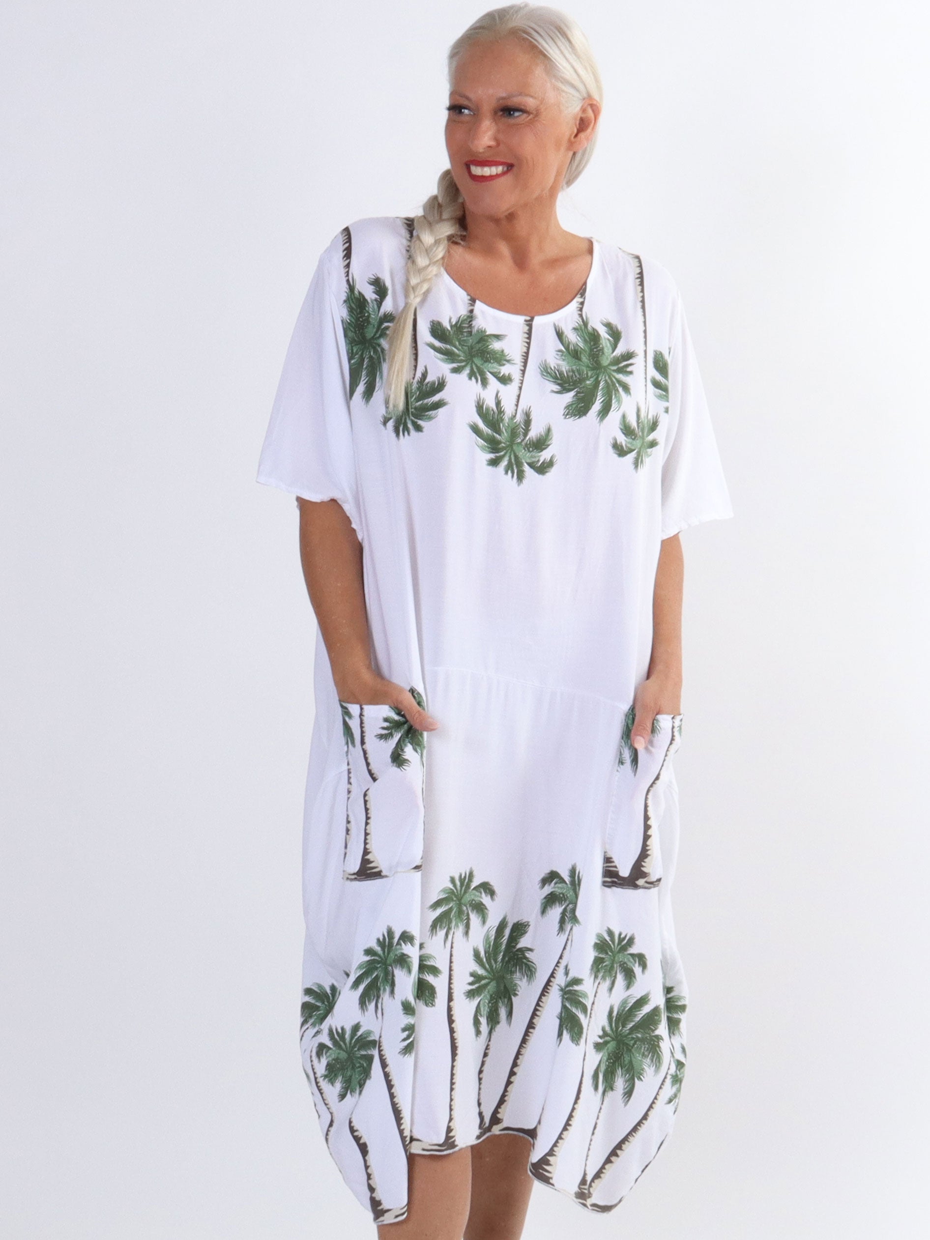 Idaline - Sød plus size kjole med palme motiver og lommer